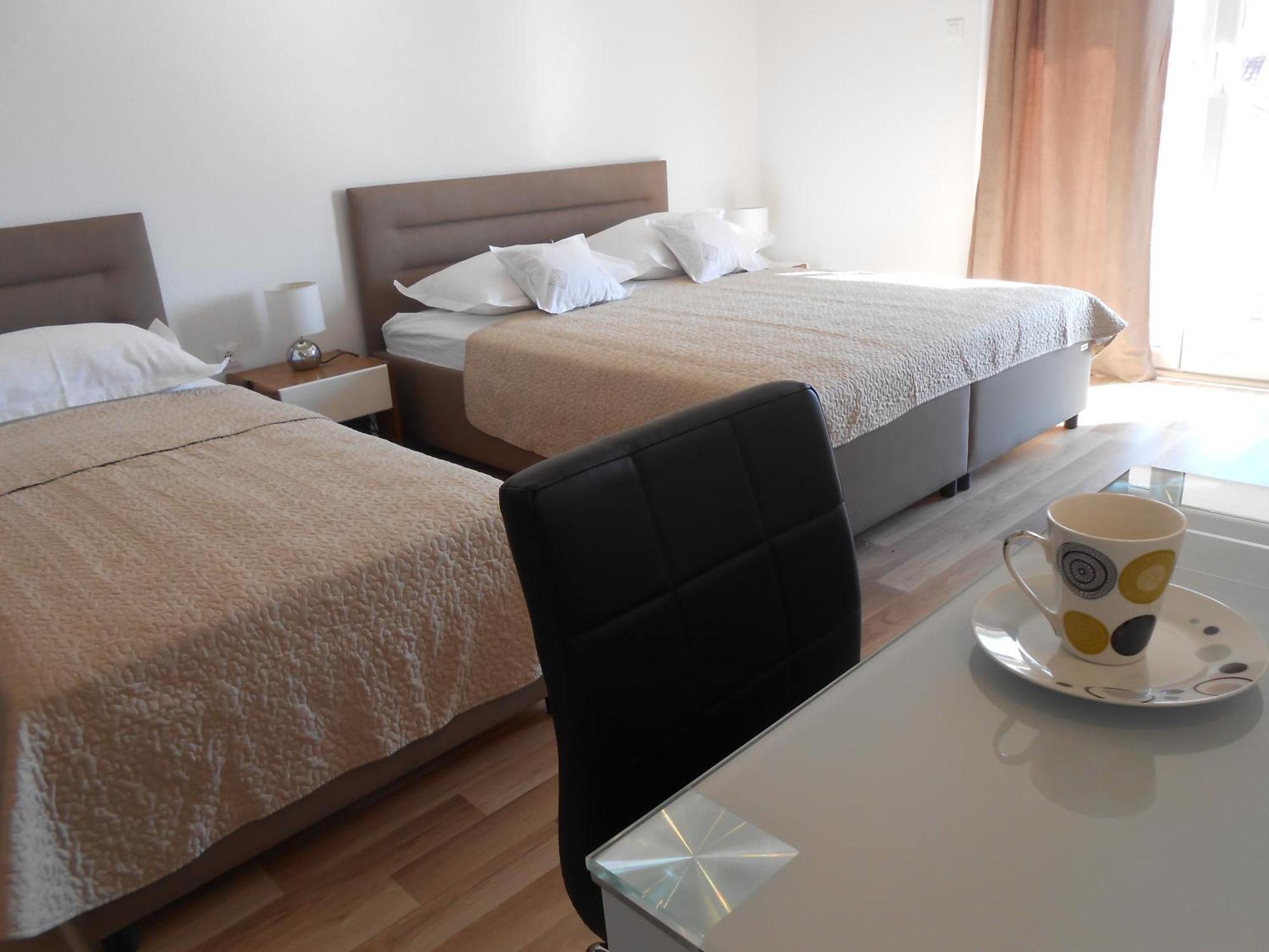 Apartments Nina M Baška Voda Extérieur photo
