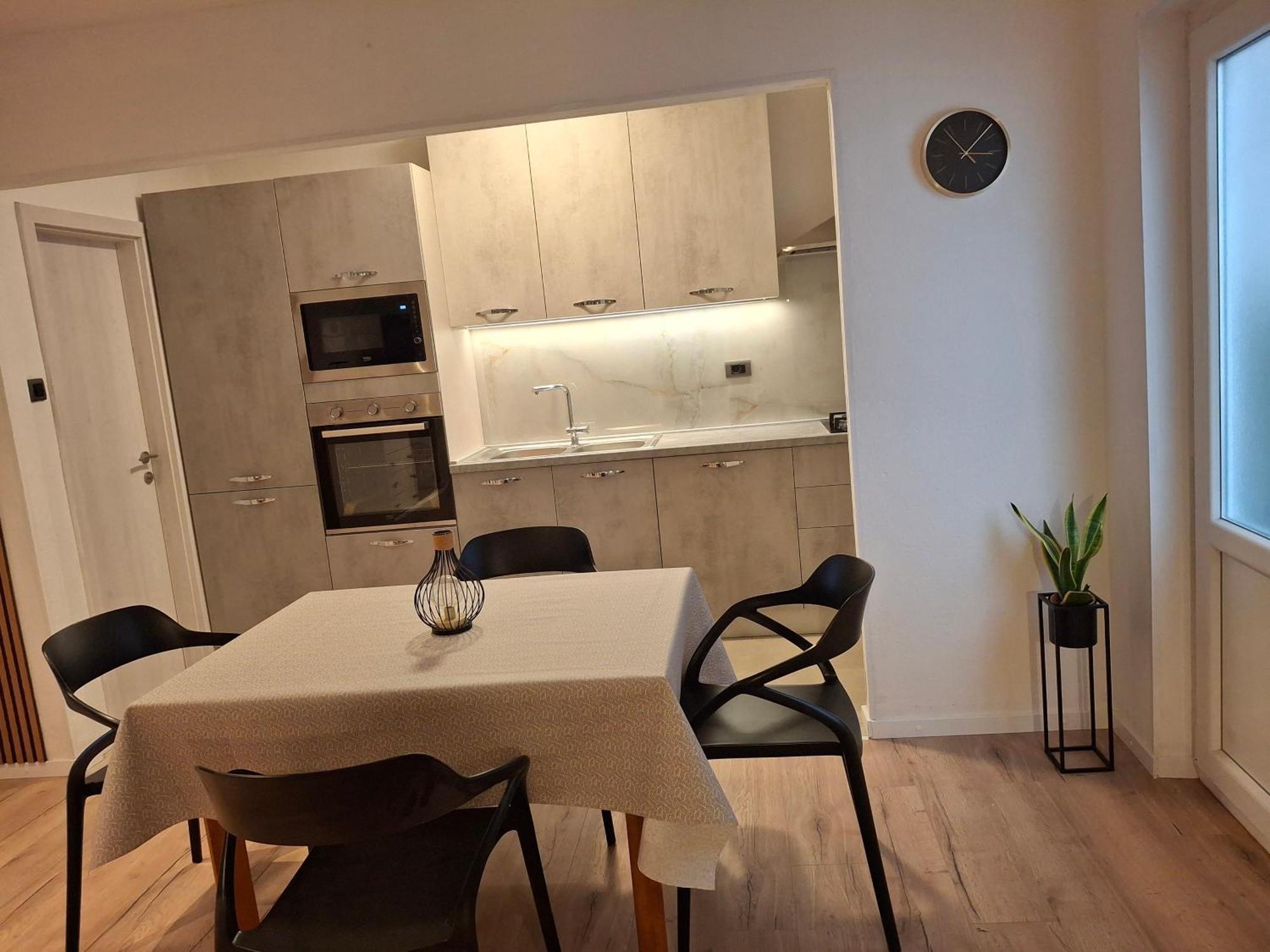 Apartments Nina M Baška Voda Extérieur photo