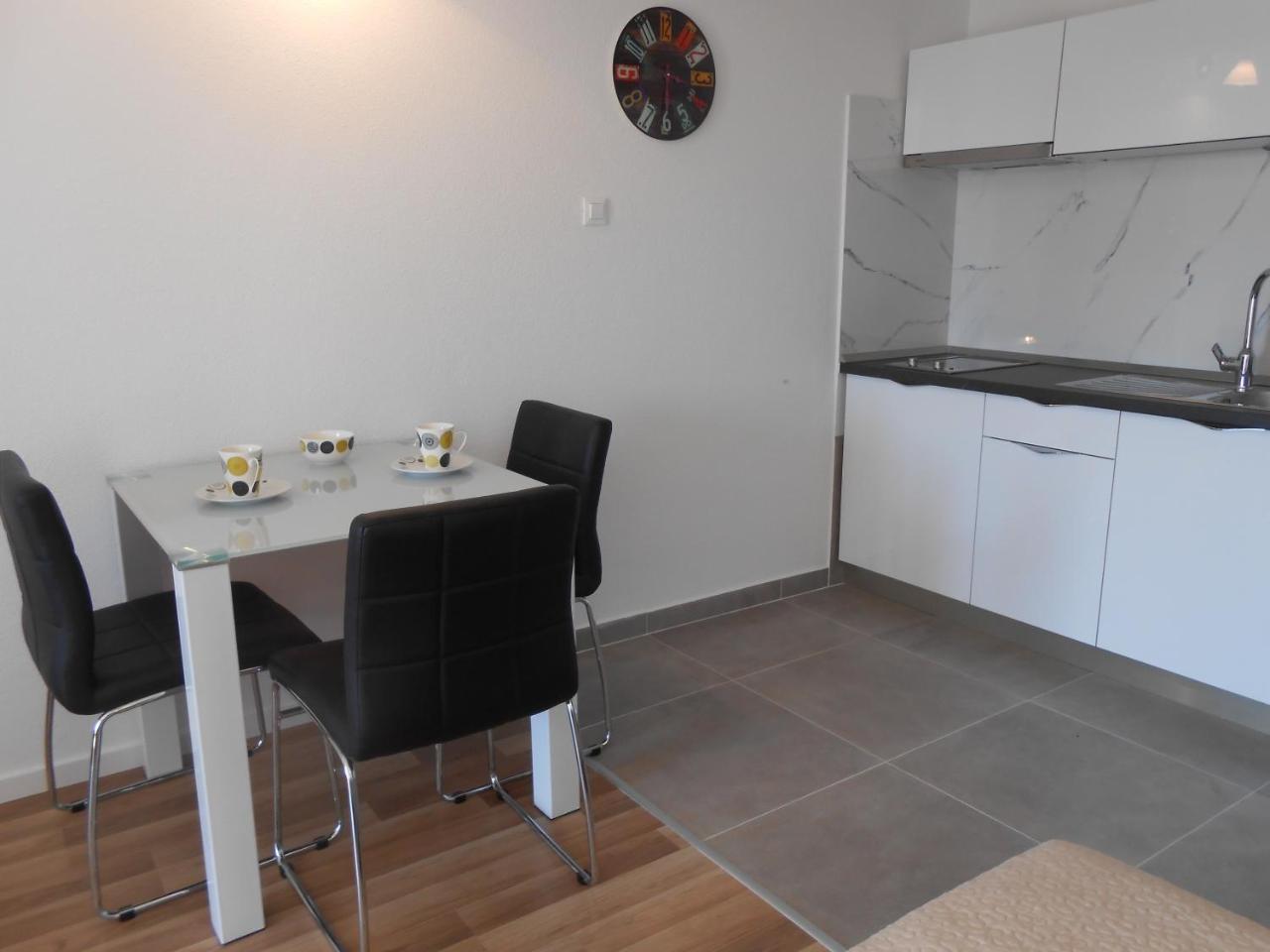 Apartments Nina M Baška Voda Extérieur photo