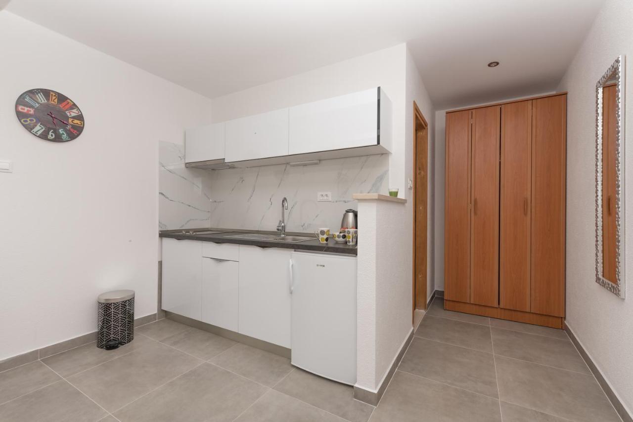 Apartments Nina M Baška Voda Extérieur photo