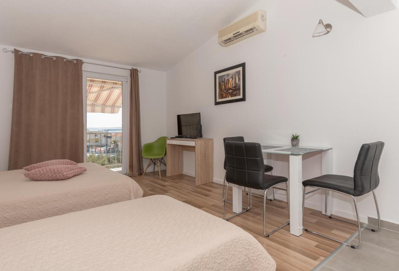 Apartments Nina M Baška Voda Extérieur photo