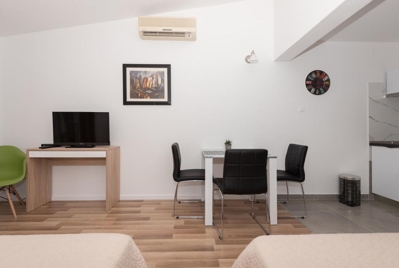 Apartments Nina M Baška Voda Extérieur photo