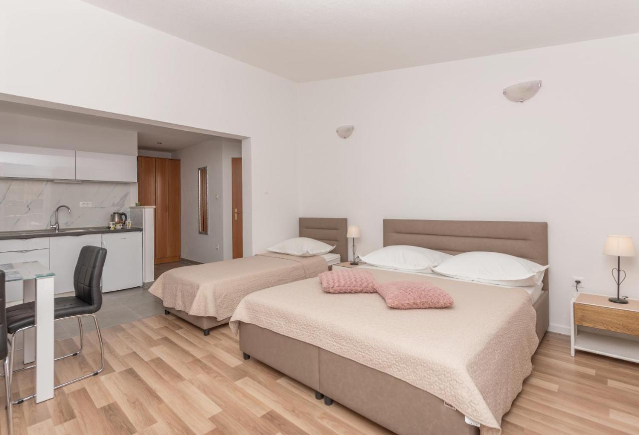 Apartments Nina M Baška Voda Extérieur photo