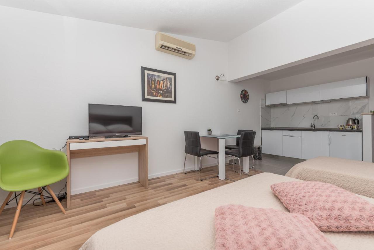 Apartments Nina M Baška Voda Extérieur photo